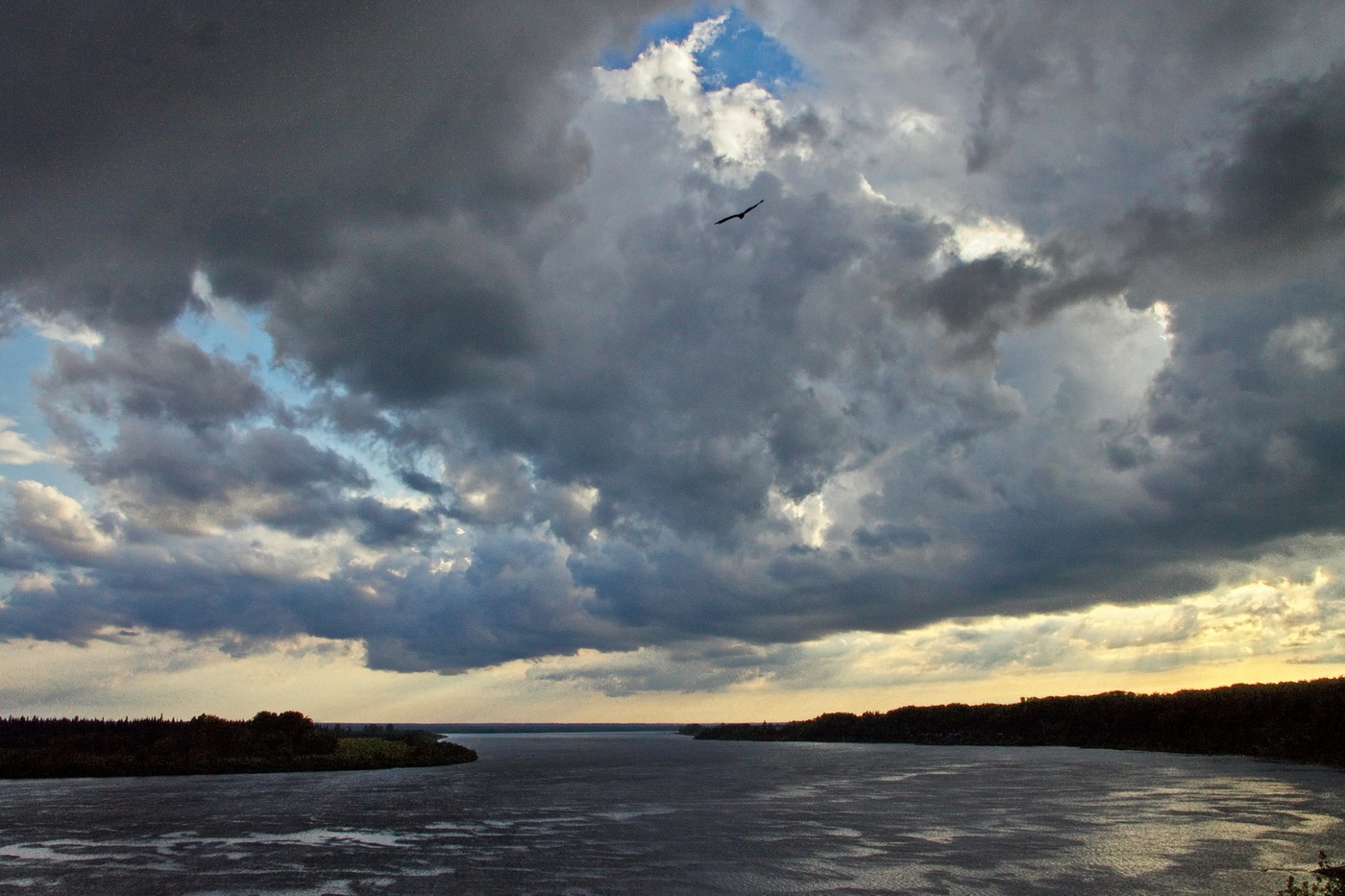 *НАД РЕЧНЫМ ПРОСТОРОМ**