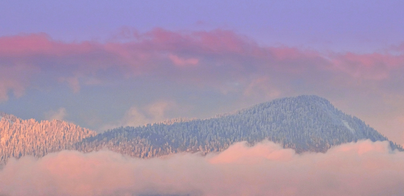 Горы засыпают в розовой перине облаков