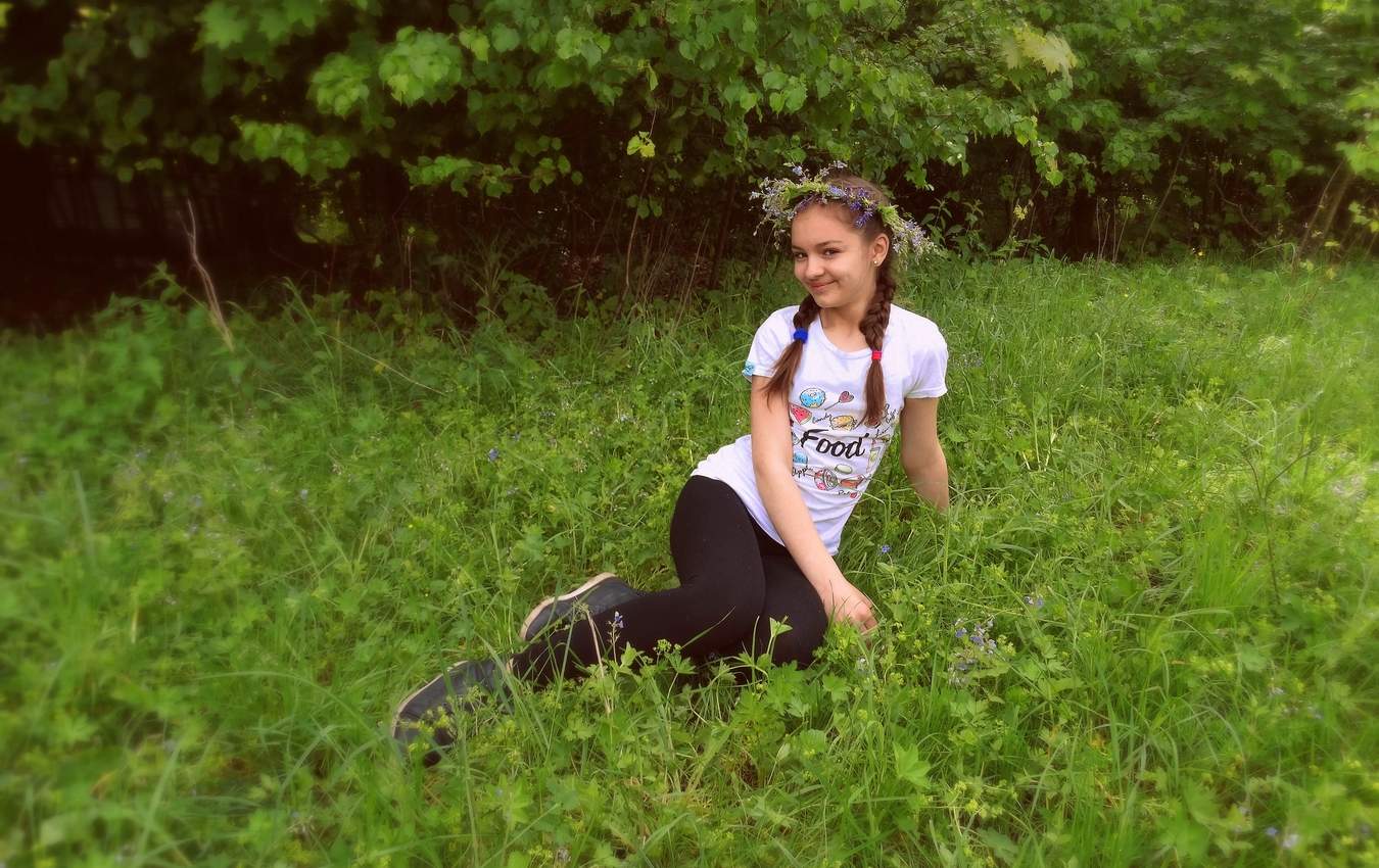Девочка с венком