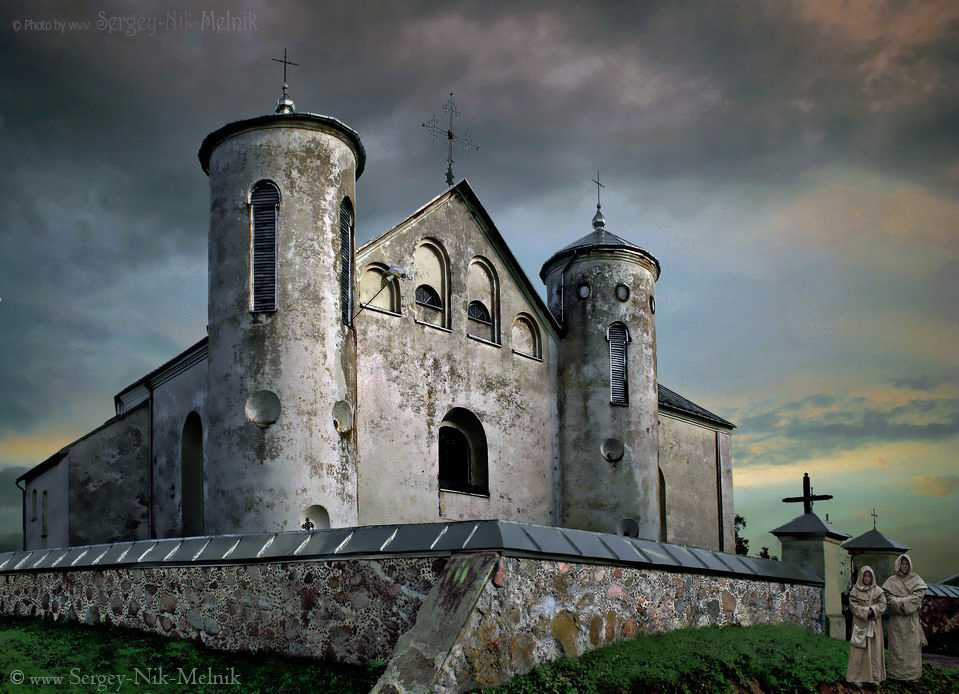 Суровая церковь с монахами