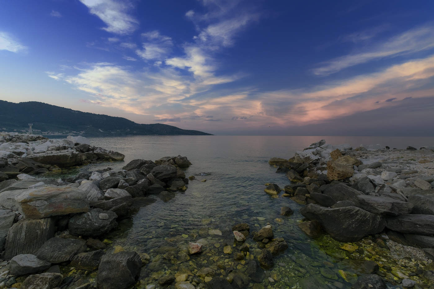 Каменистый мыс на закате