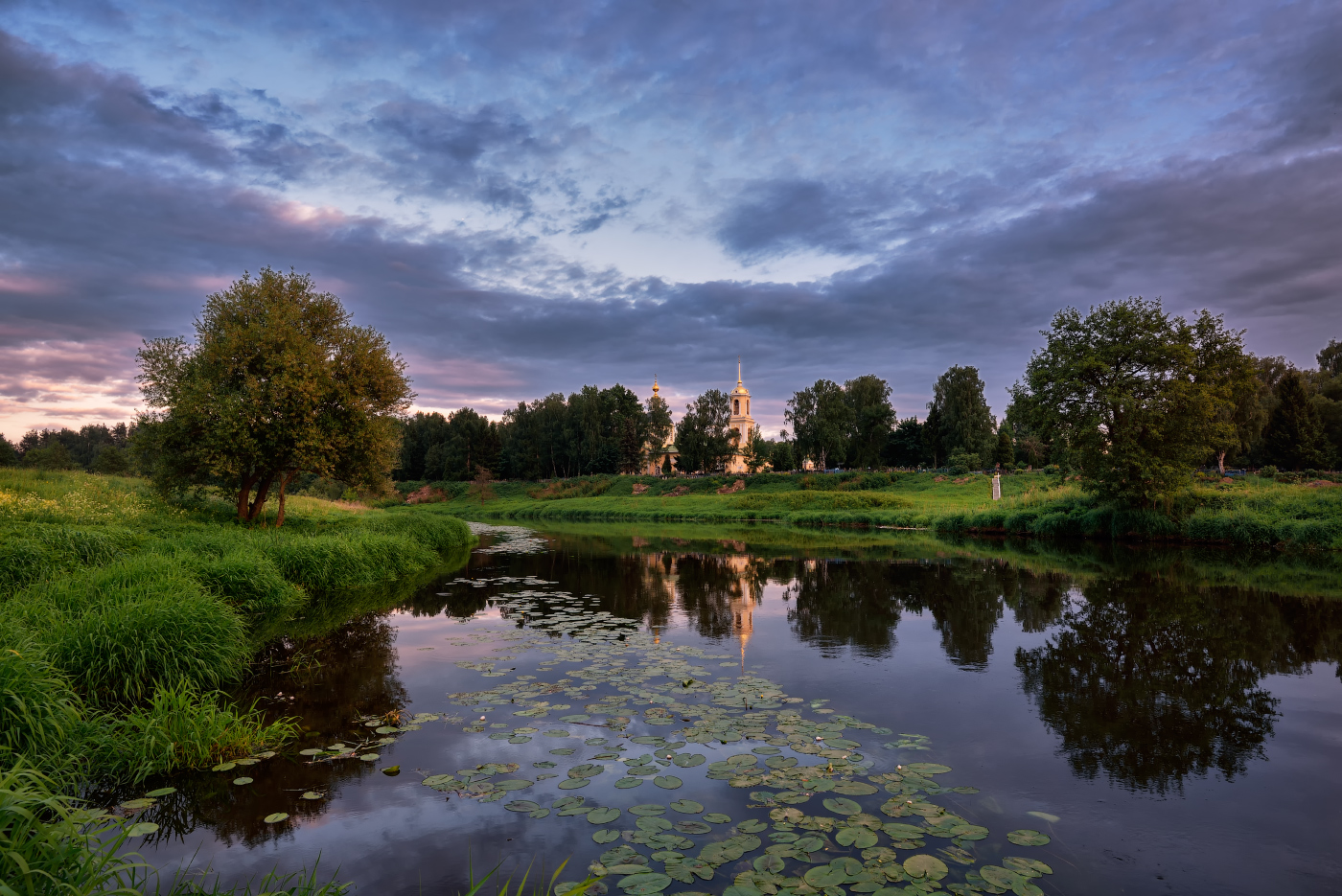 вечерний вид на храм