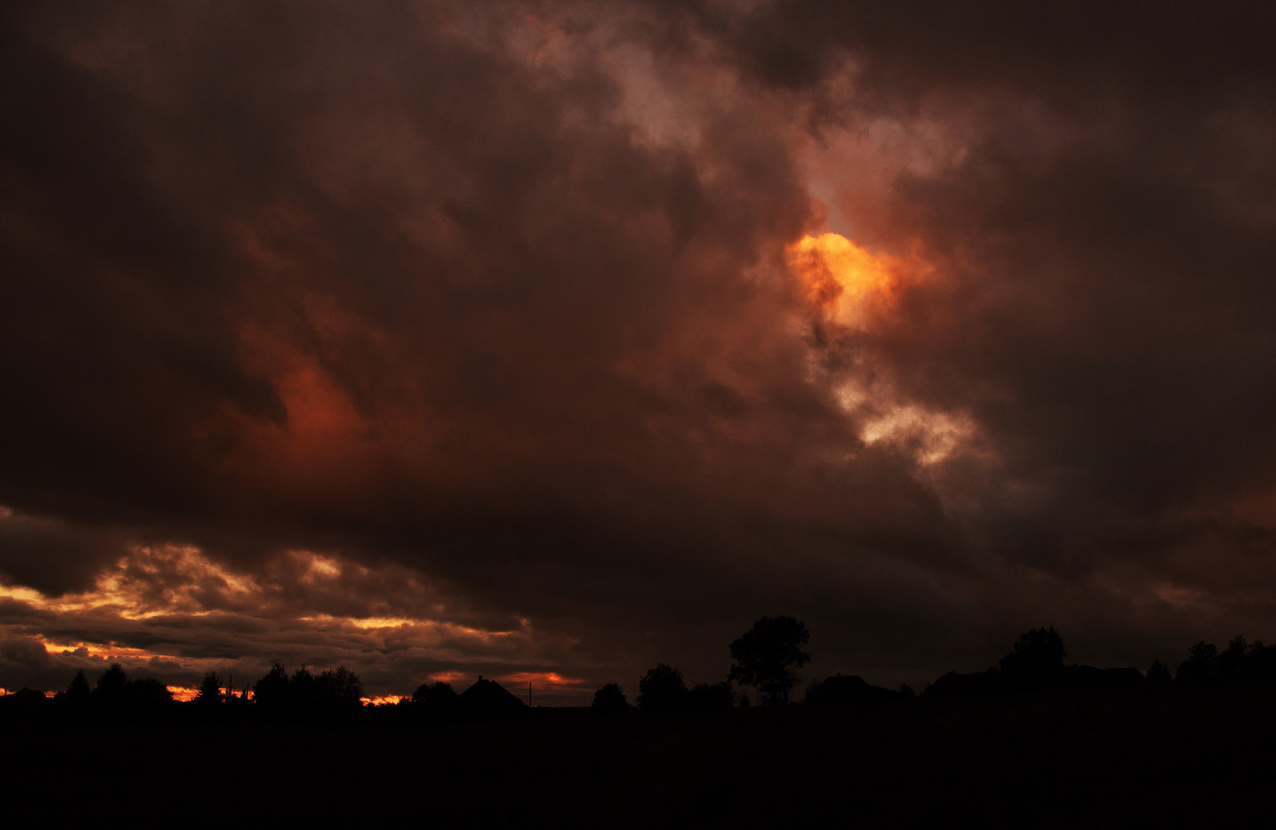 Гроза идет, уже грохочет гром...