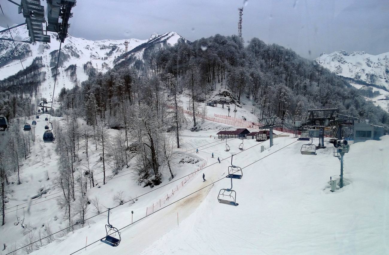 Перекрёсток дорог подъёмников и лыжных трасс