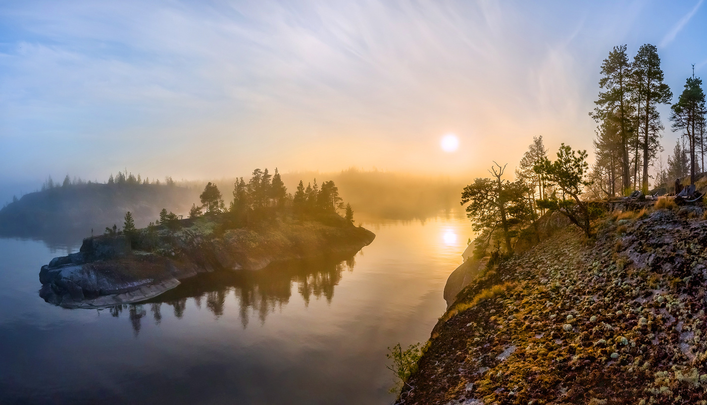 Остров-лайнер заходит в туманную бухту