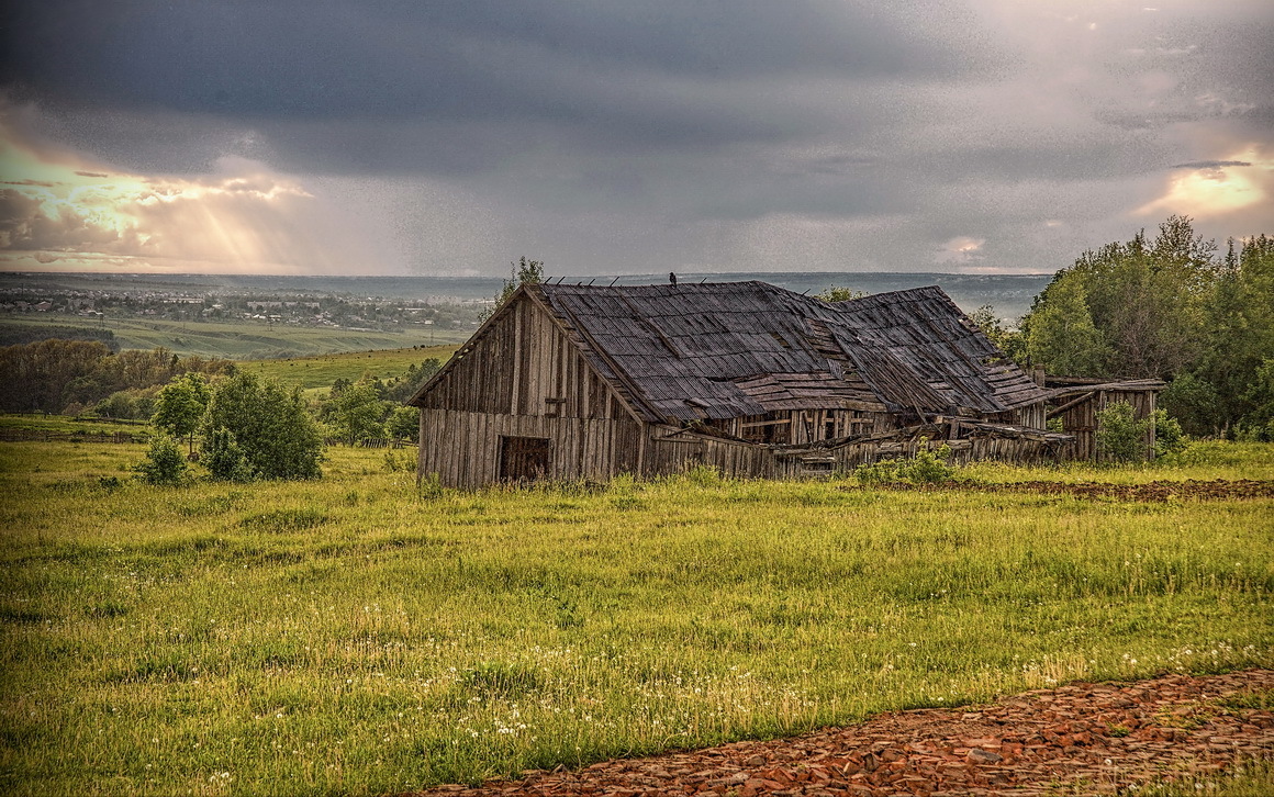 Над ветхой фермой