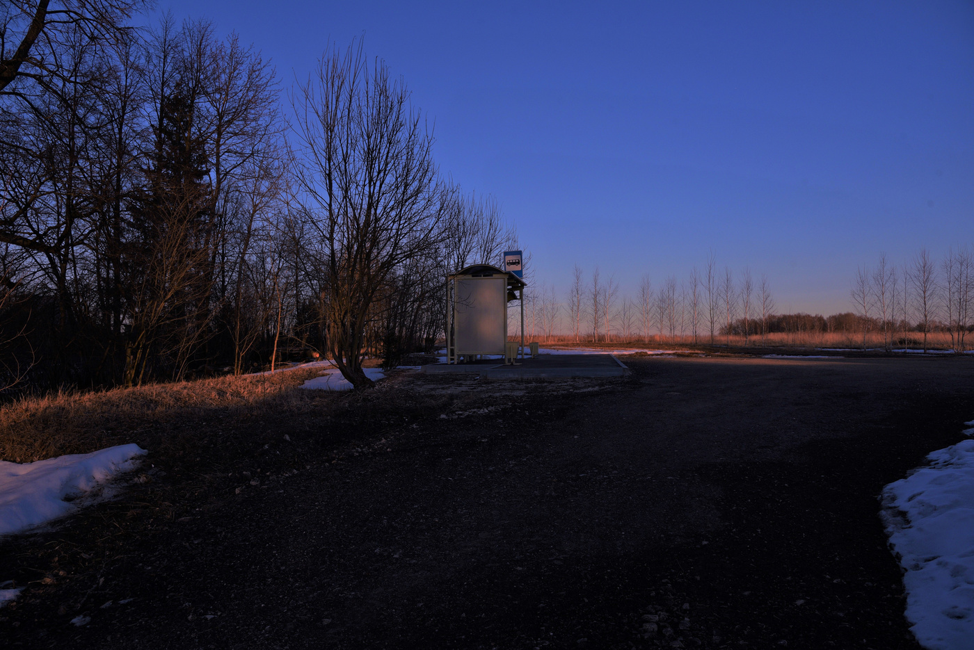 Конец дня на конечной остановке ...