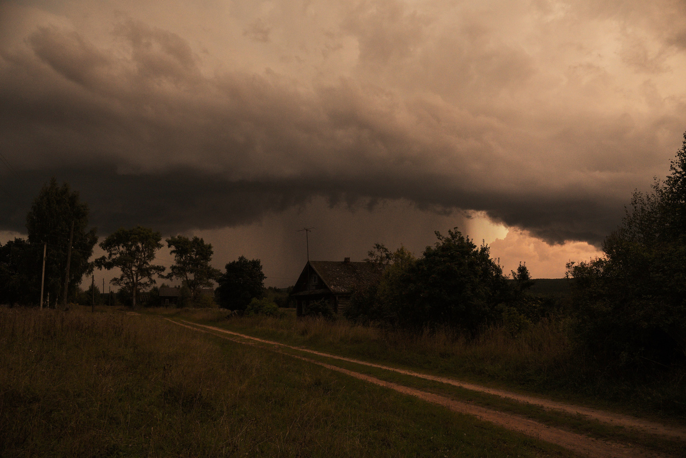 Всплакнула тучка над деревней ...