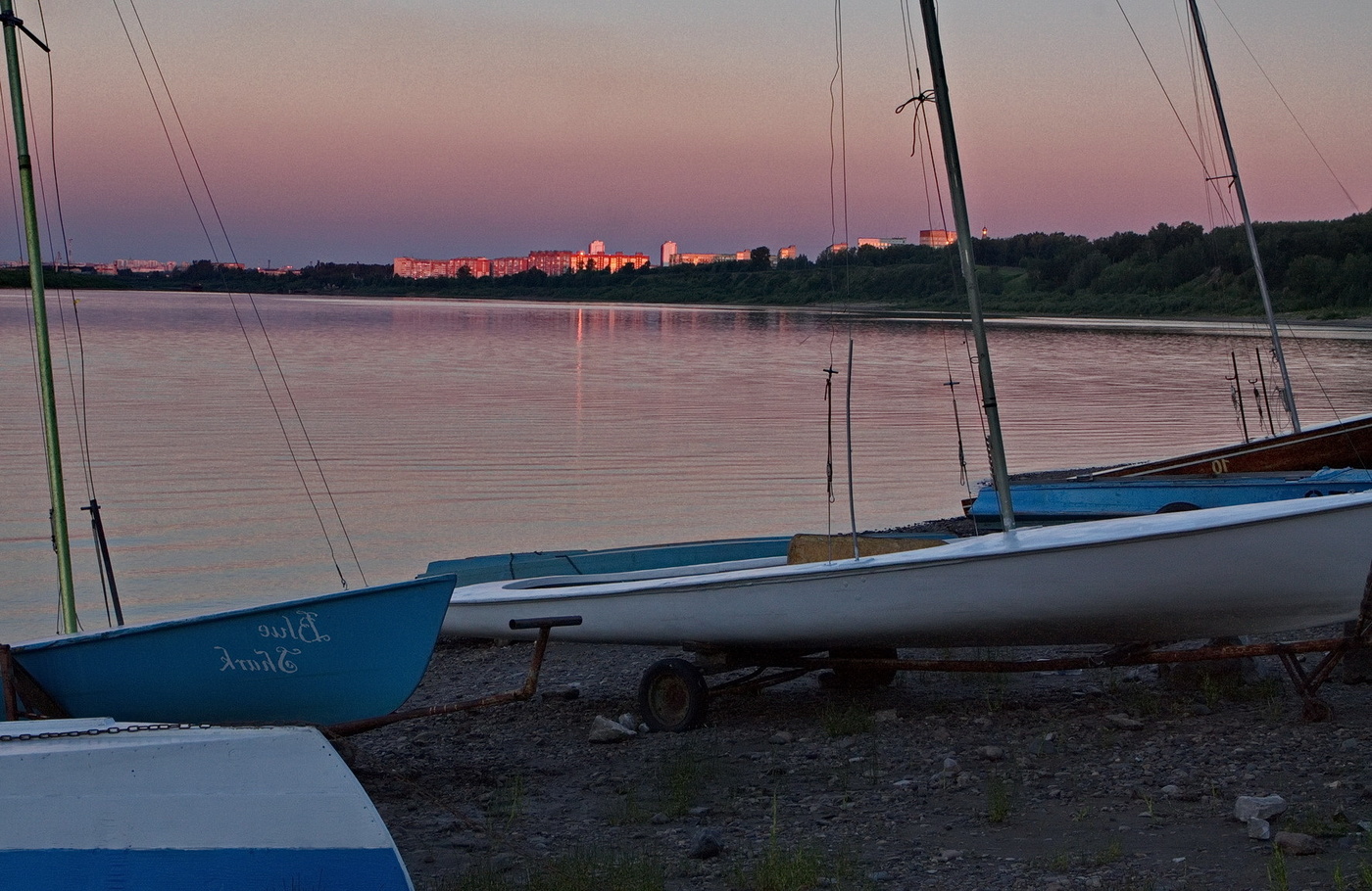 *ЗАРЯ ДОГОРАЕТ.**