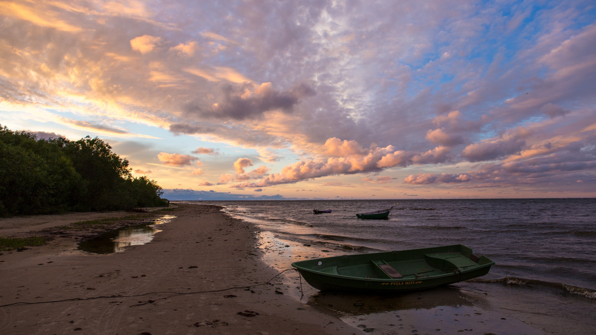 Из-за мыса выплывают