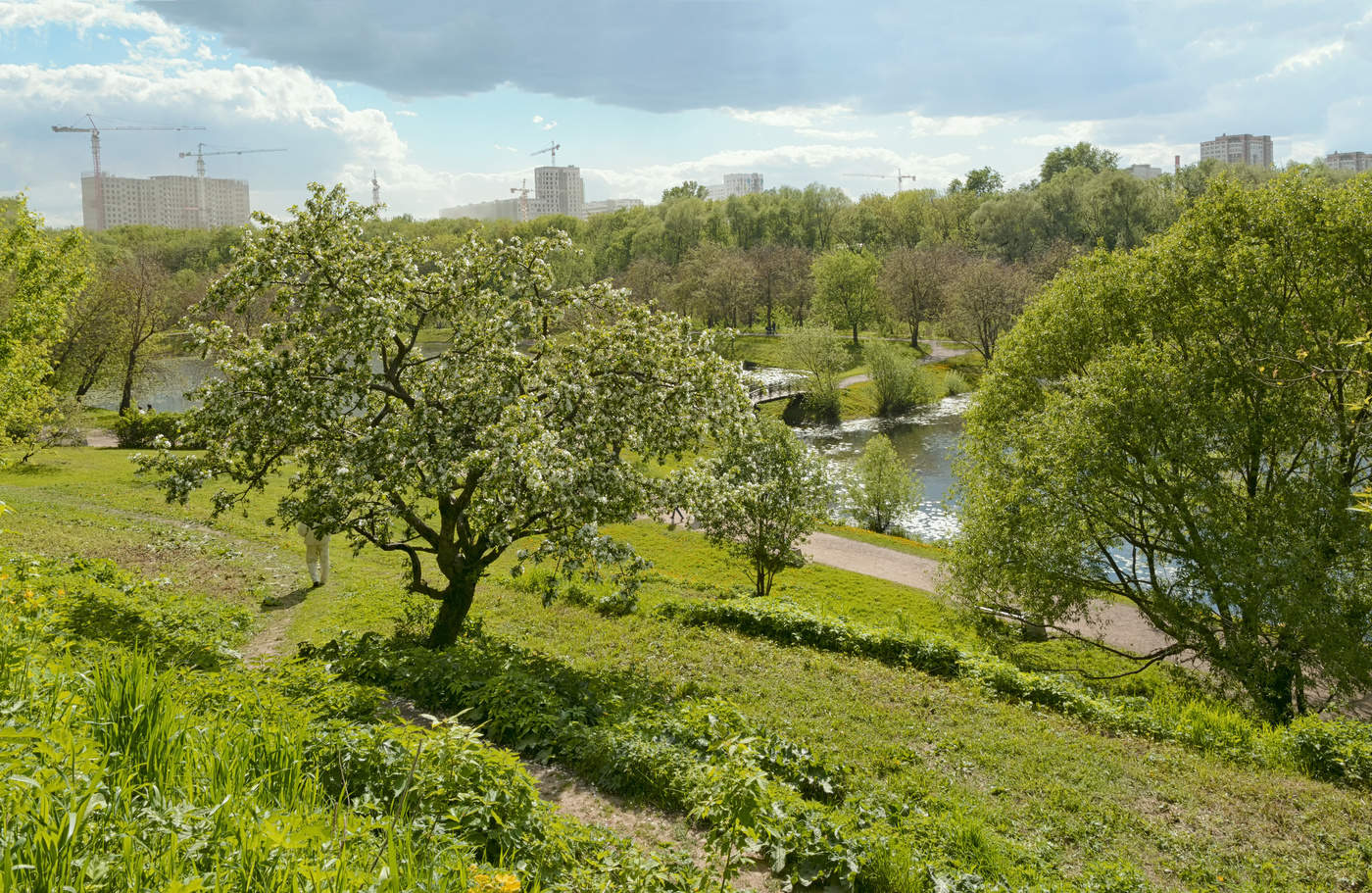город наступает...