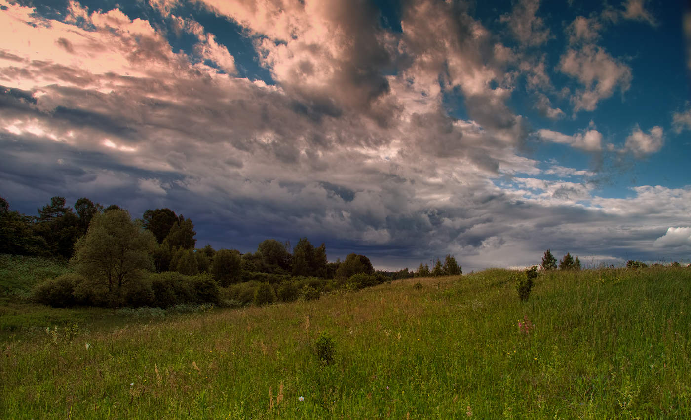 А за околицей опять тревожное небо