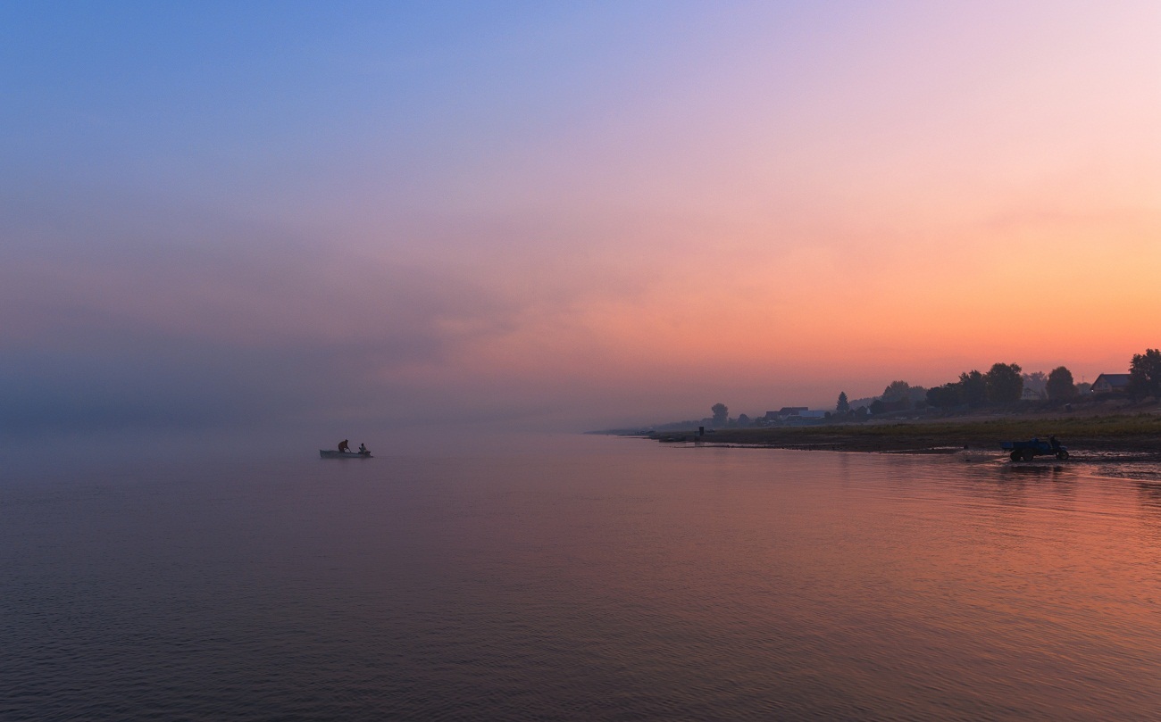 Встречая утро на реке.
