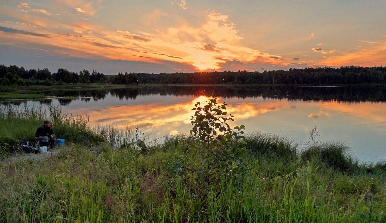 Пламенный вечер на озере