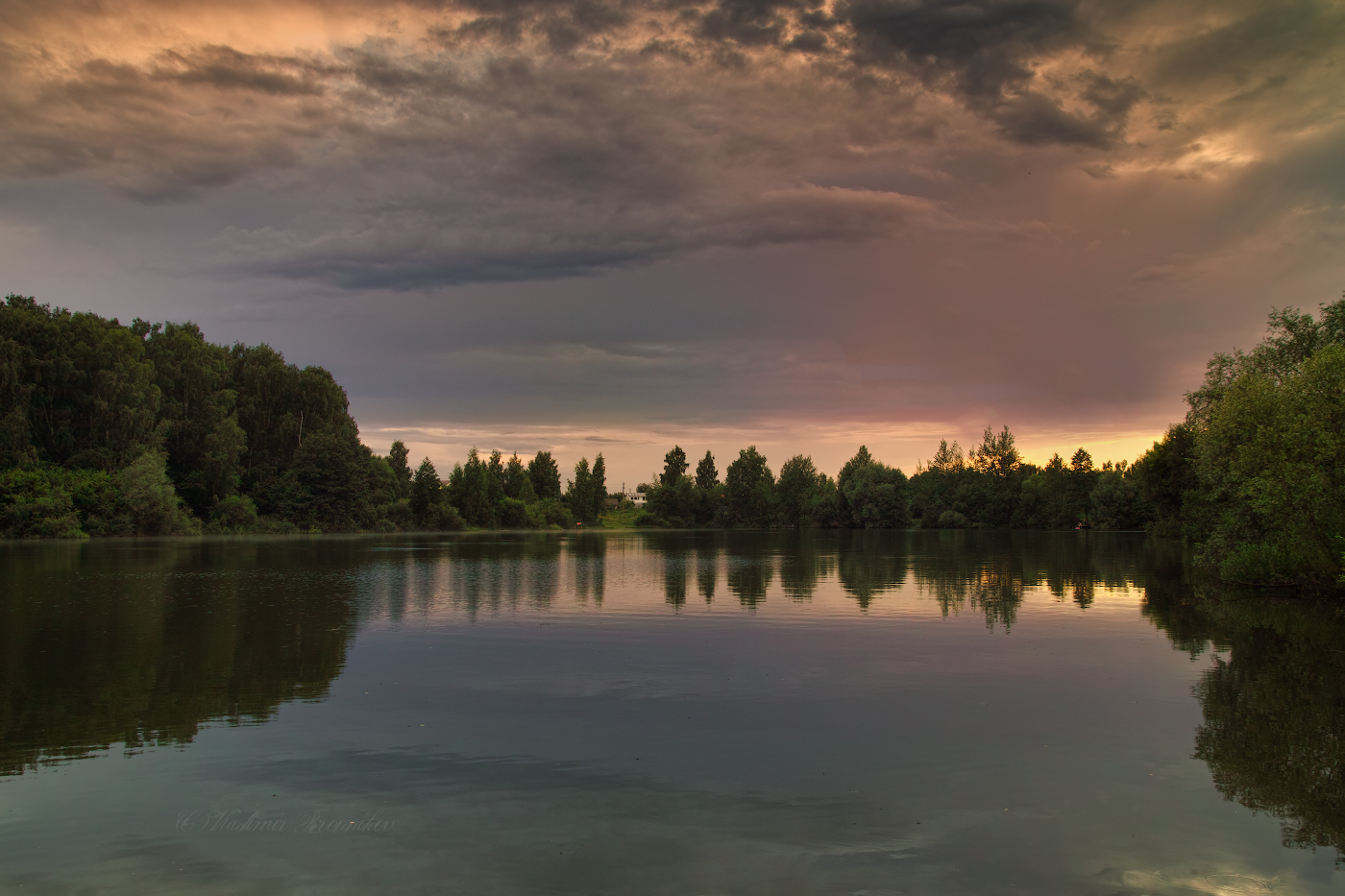 Закатные краски на деревенском пруду