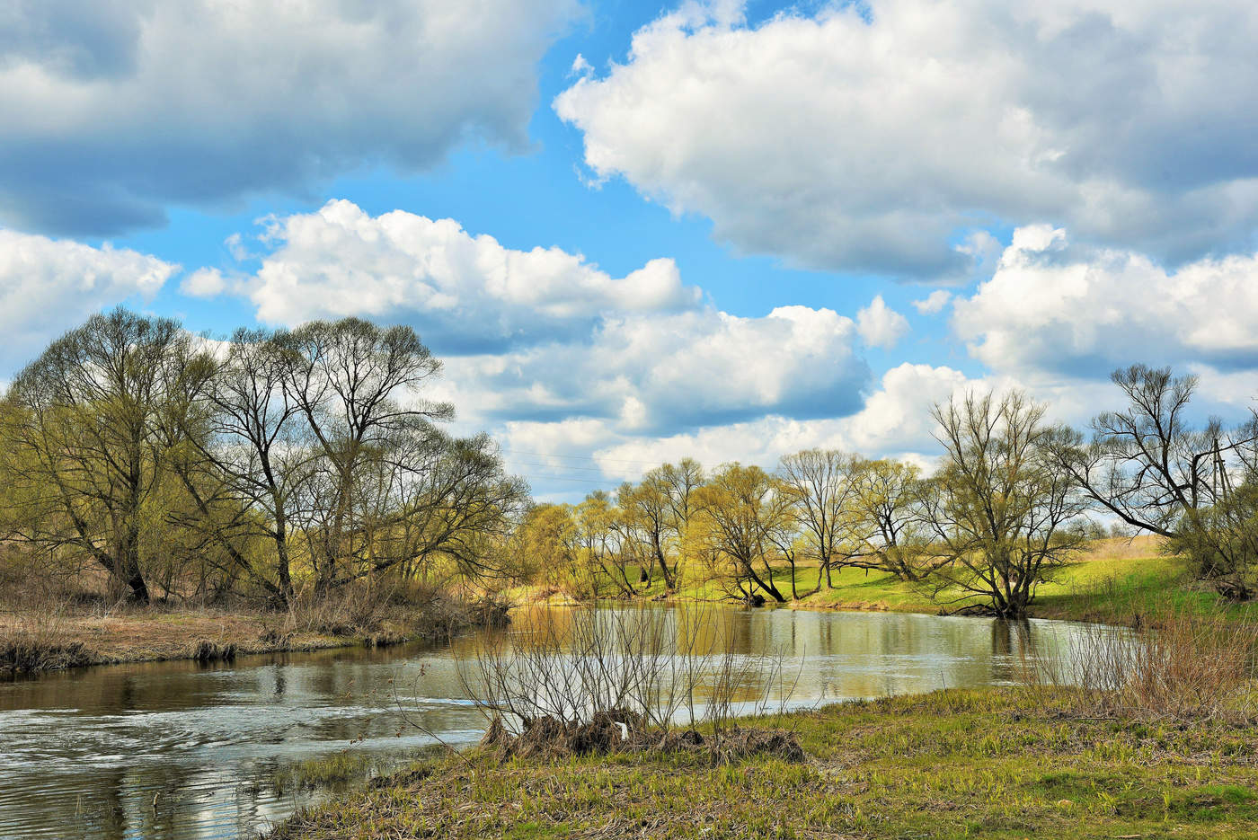 "Тихо струится река серебристая..."
