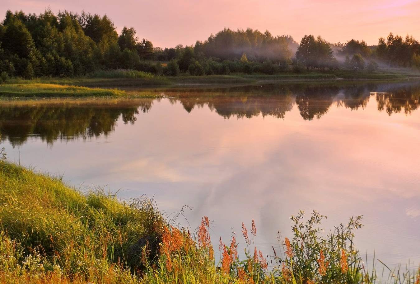 Розовый жаркий вечер и стелющийся дым