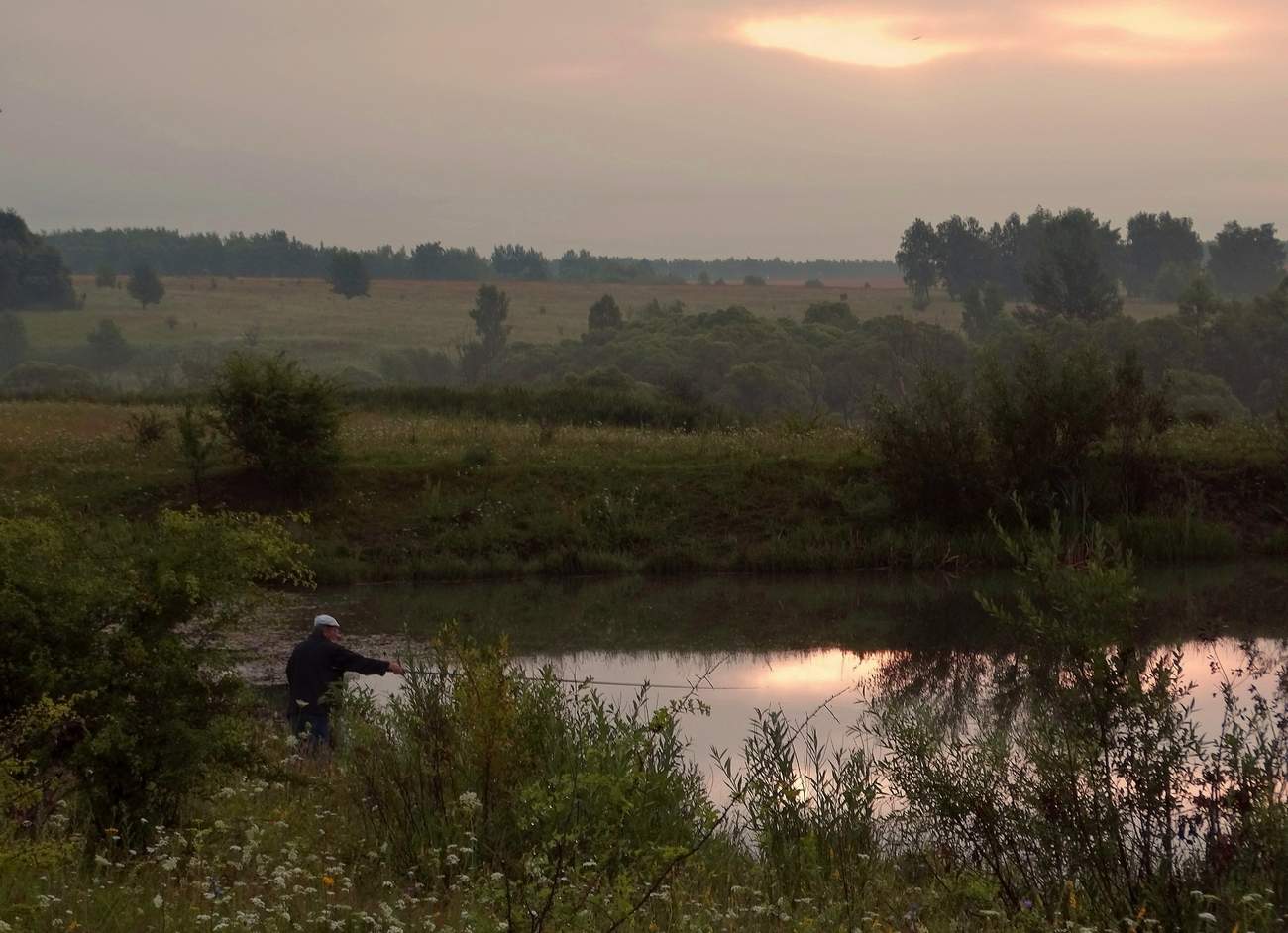 На утренней зорьке за рыбой пришёл