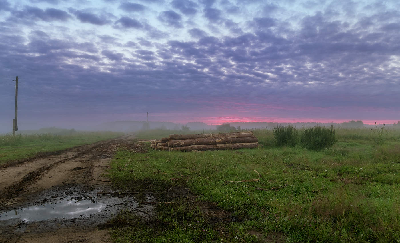Хмурое рассветное небо,отражённое в луже
