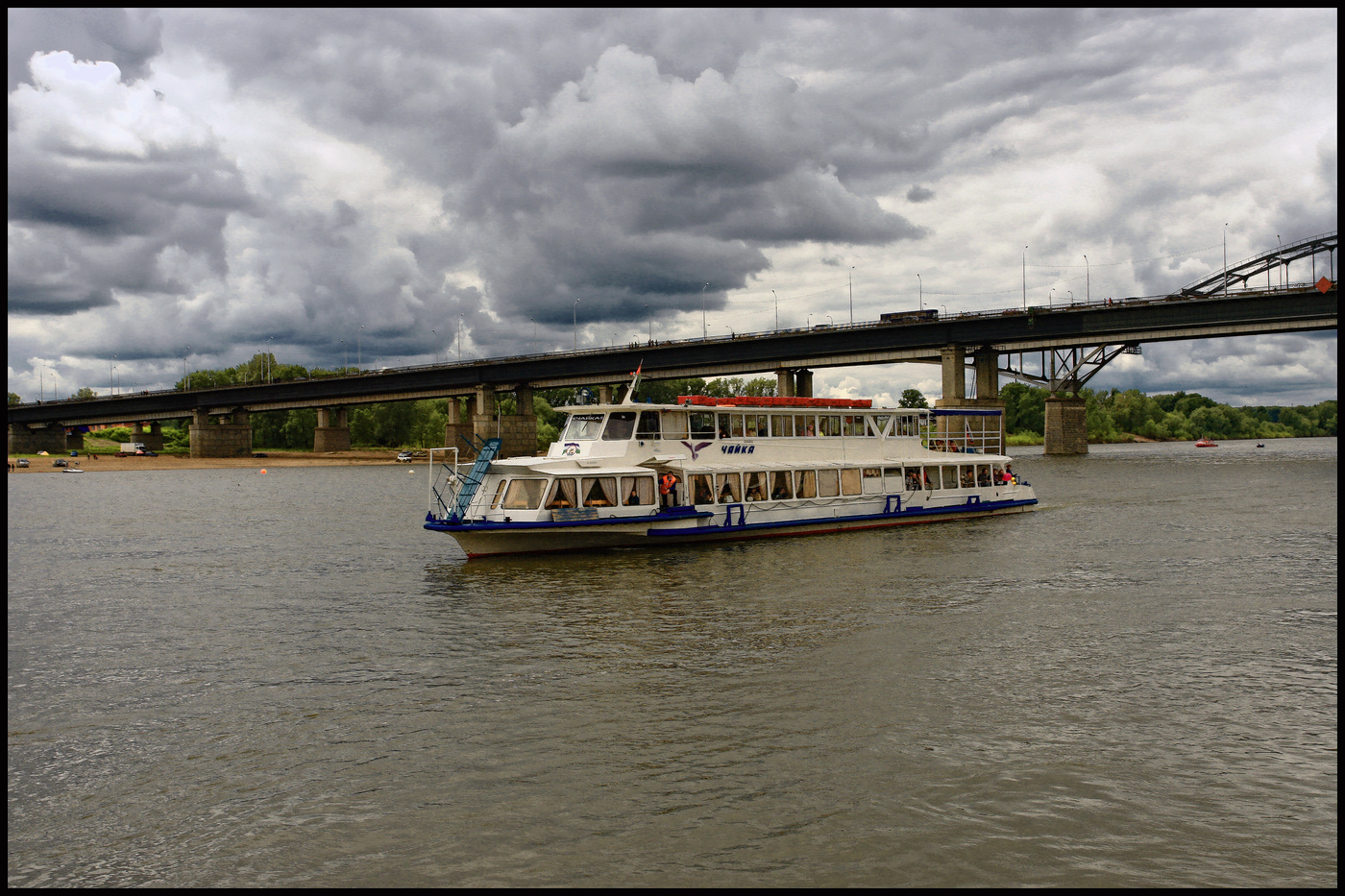 А белый теплоход...