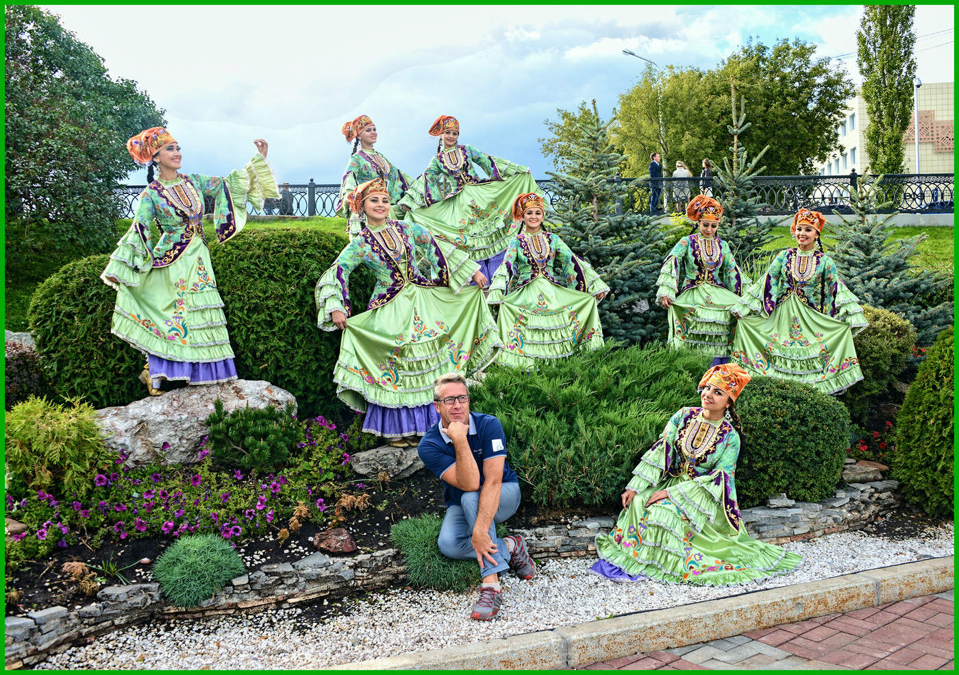 Восемь девок один я