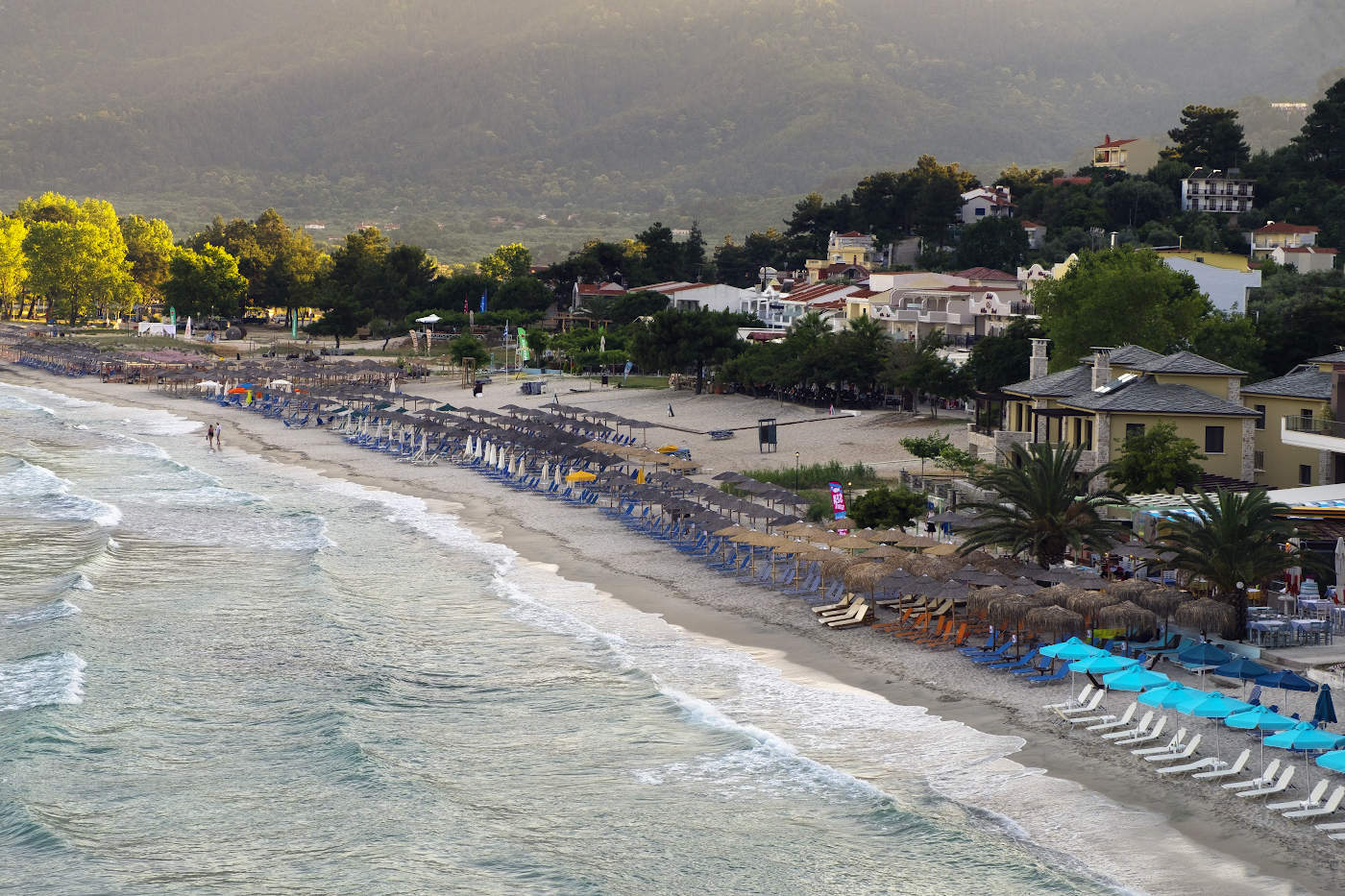 Двое на вечернем пляже