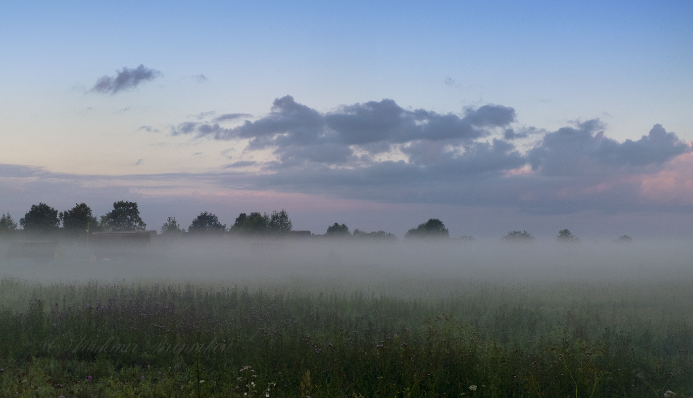 Утонула деревня в рассветном тумане