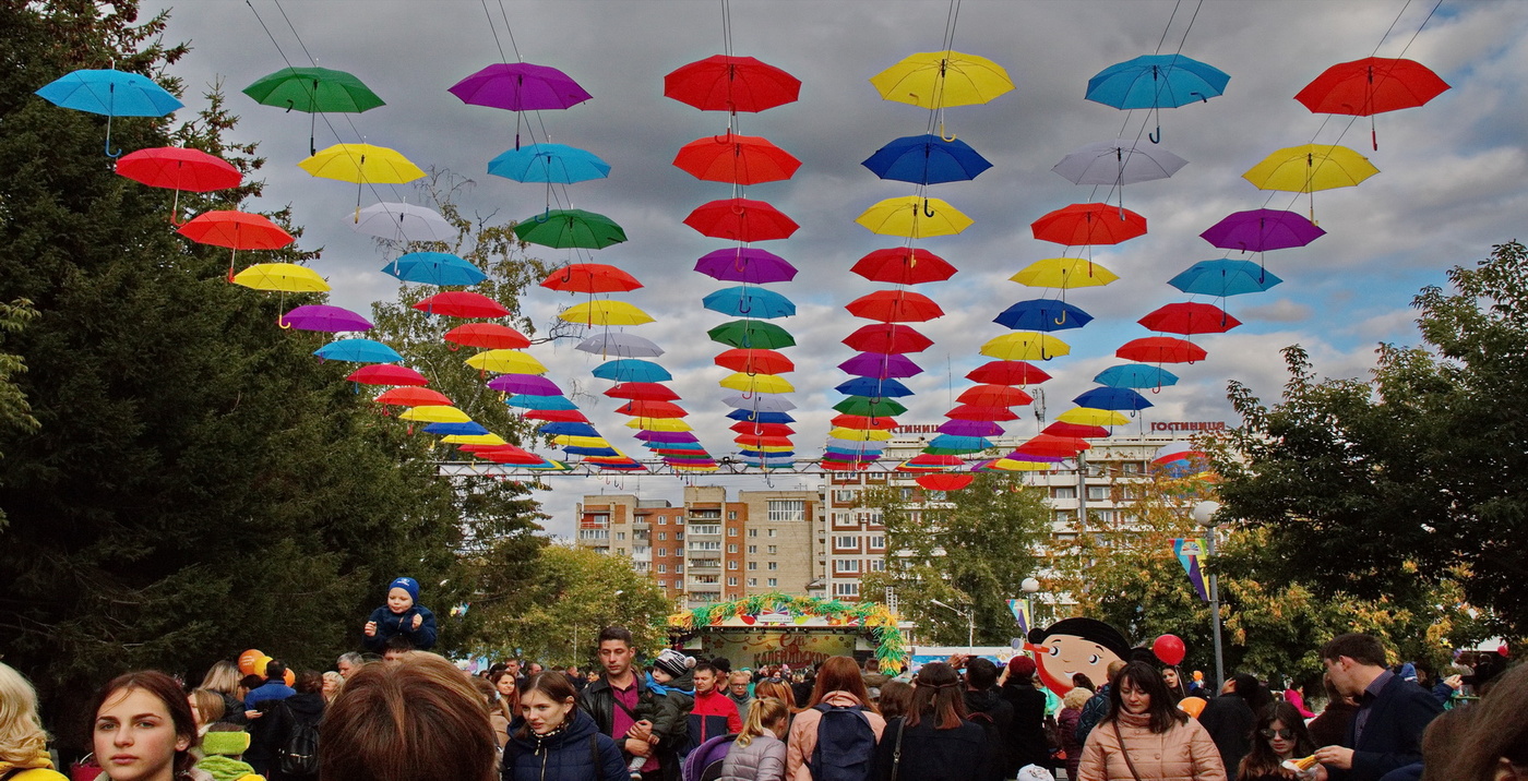 ПОД ЗОНТАМИ.