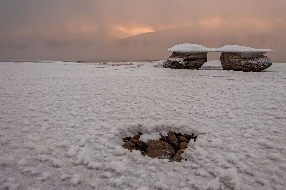 Обмелевшая по зимнему река...