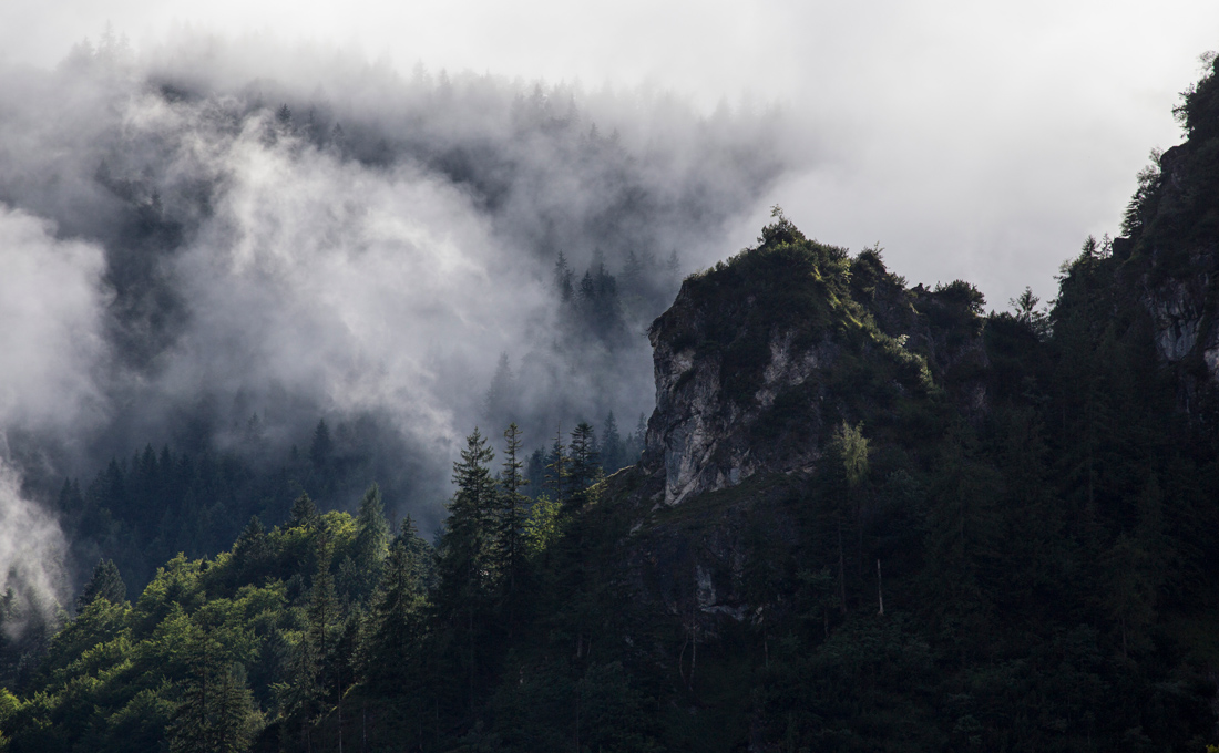 Клочками туман