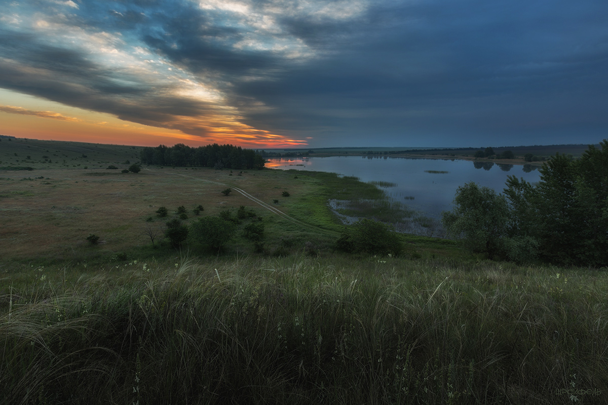 Дорога вдоль пруда