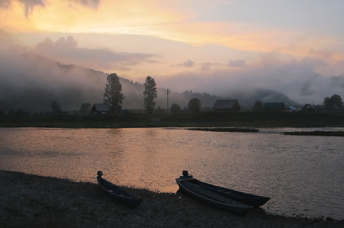 И душа обретает покой, вспоминая рассвет над рекой.