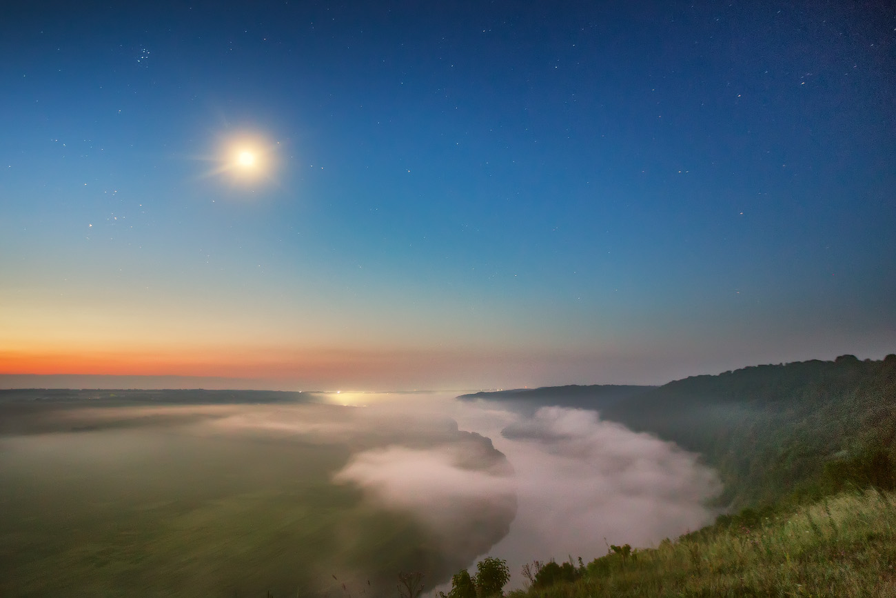 Светало летней ночью над Днестром