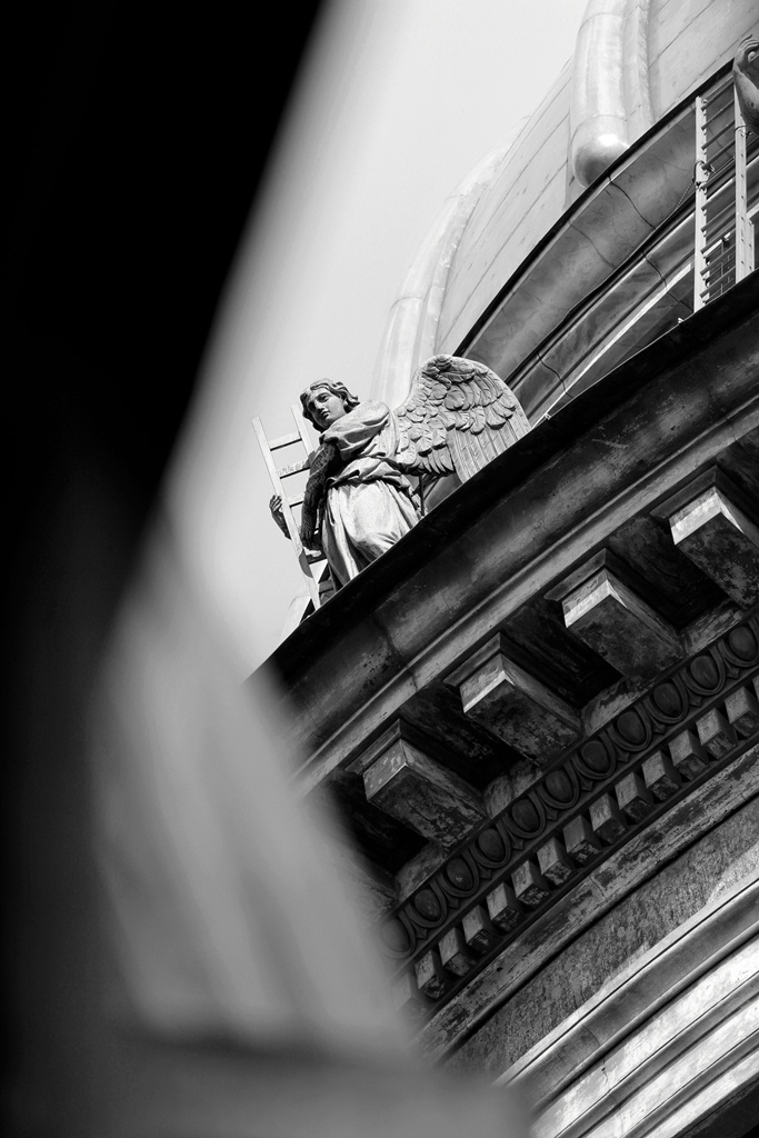 Ангел с лестницей