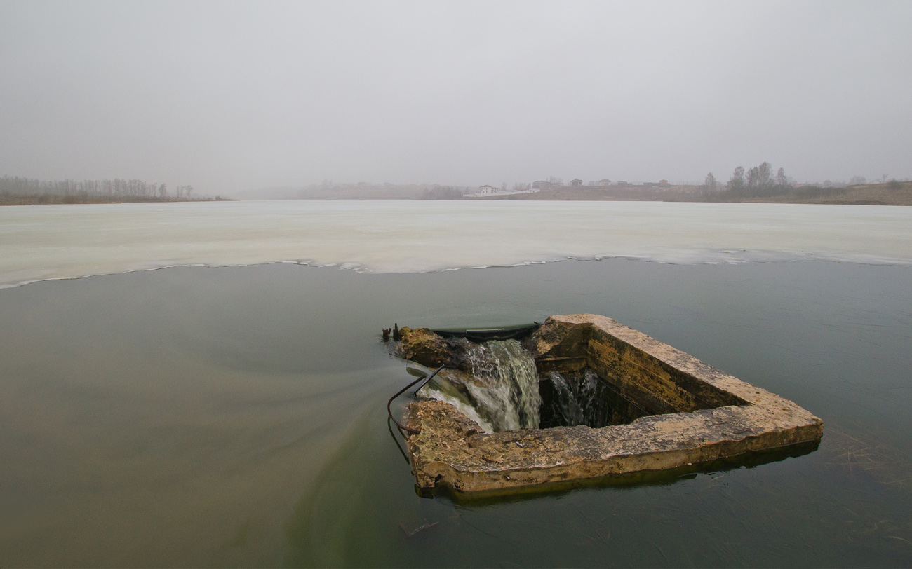 Весной у водостока