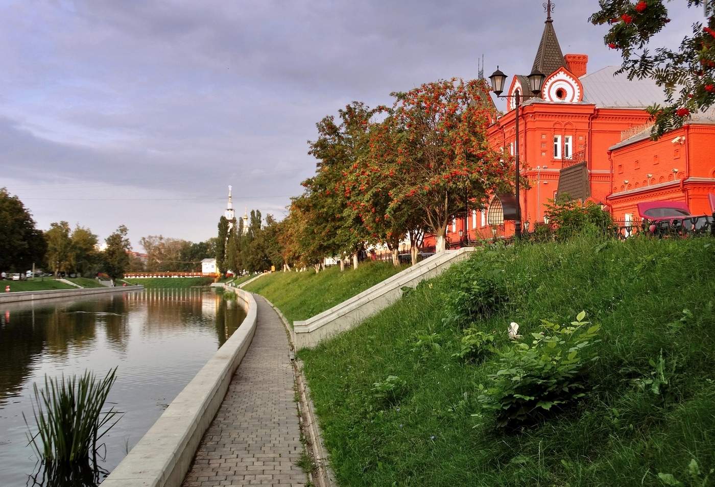 В городе осень наступила