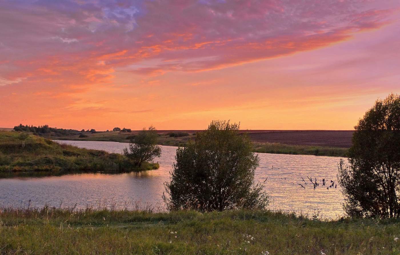 Вечерняя заря догорает