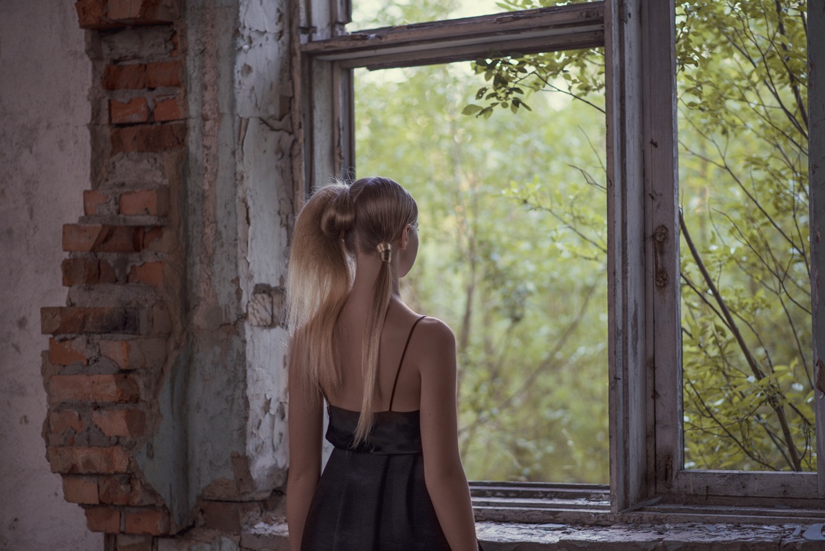 Я смотрю на тебя издали