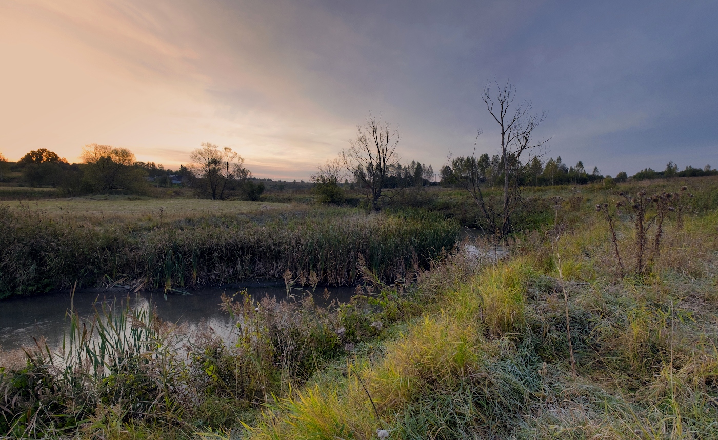 Деревенька у реки на рассвете