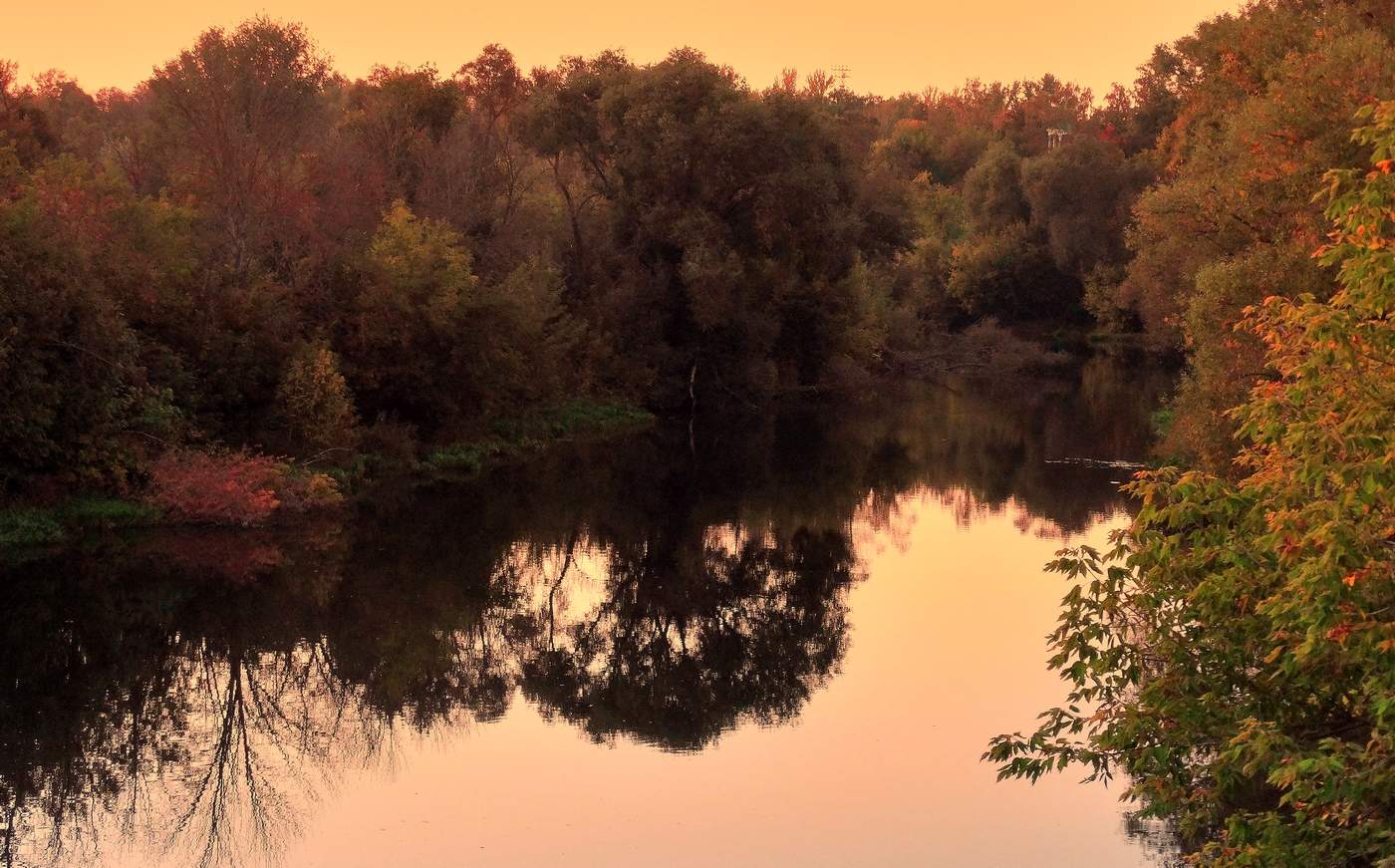Осень приукрасила реку