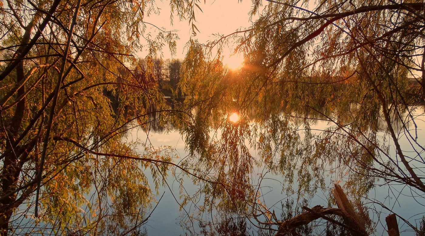 Вечернее купание солнца в осеннем озере