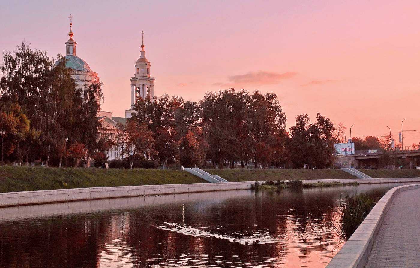 Осенним вечером перед храмом