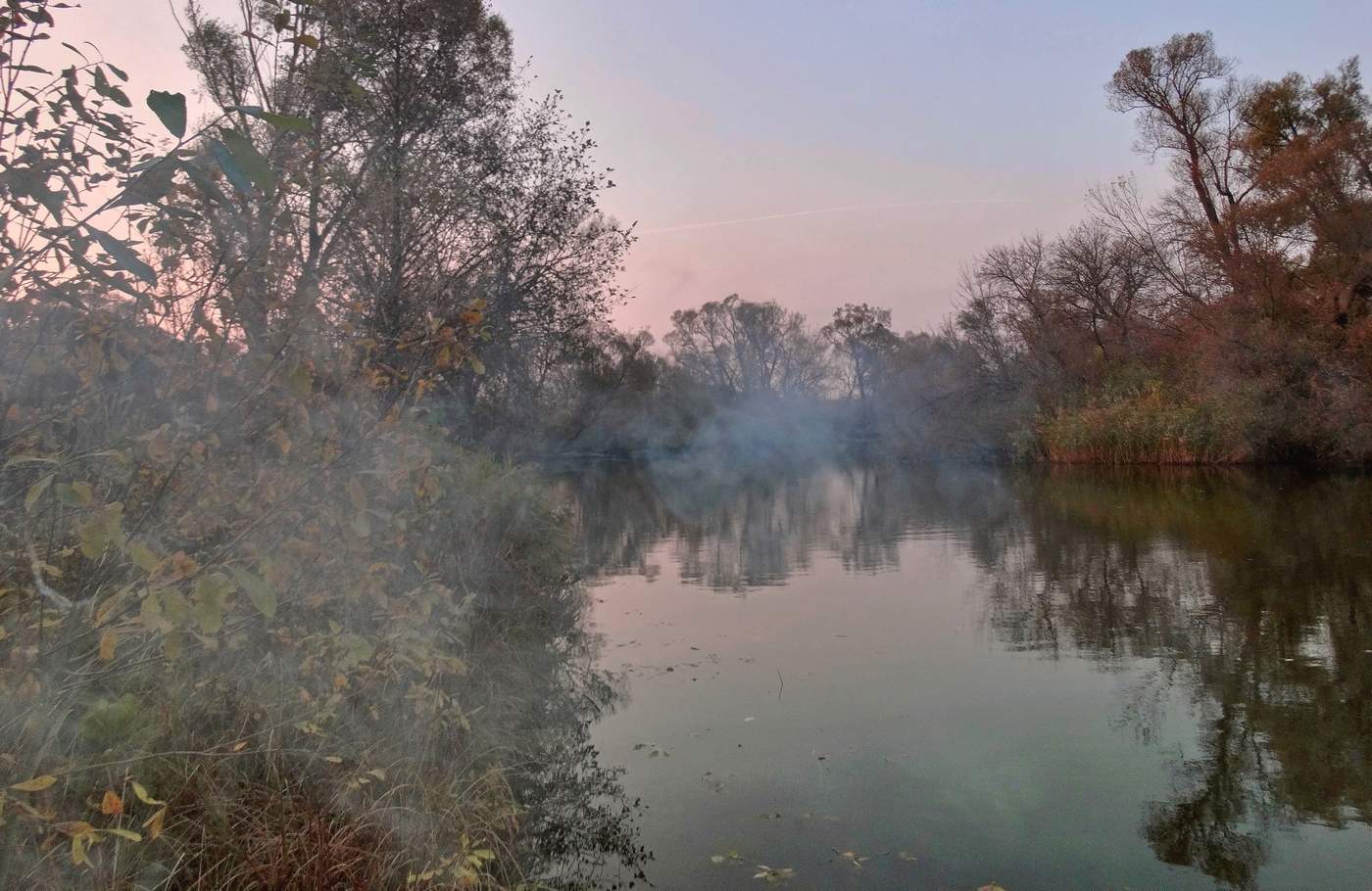 Дым от костра осенним вечером