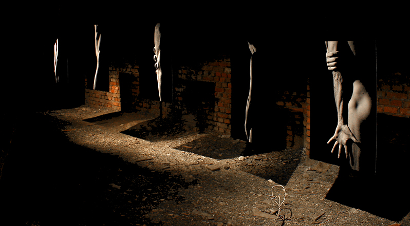 Странные люди заполнили весь...