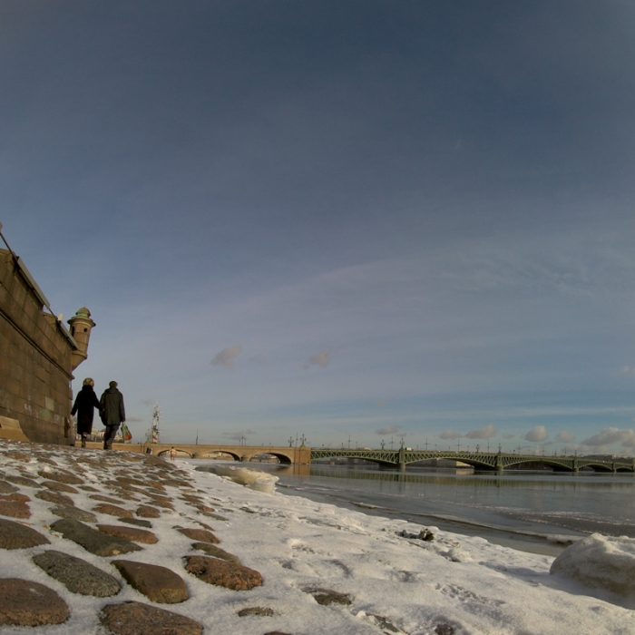 прогулки вдоль набережной и зиний купальщик...