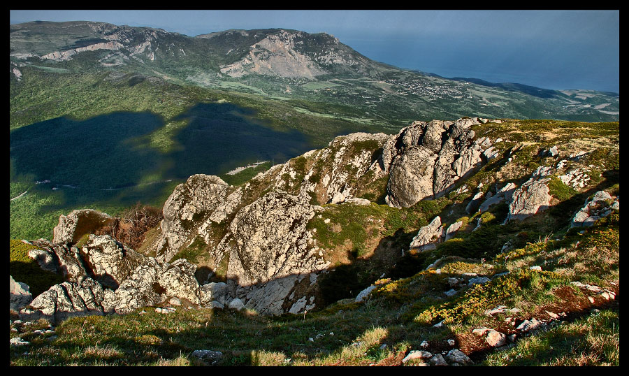 Вечер на Чатырдаге с видом на Демерджи