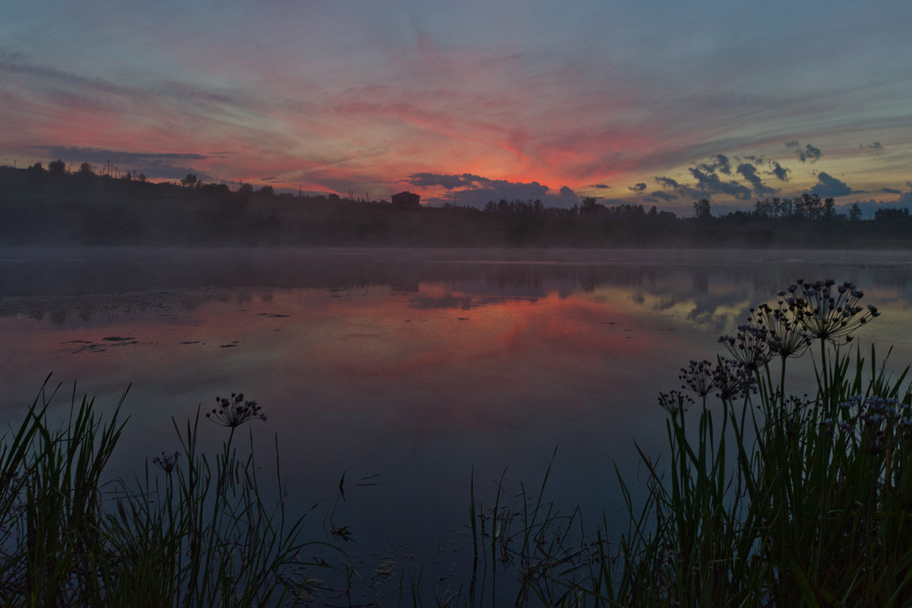 Полыхают зори пламенем багряным