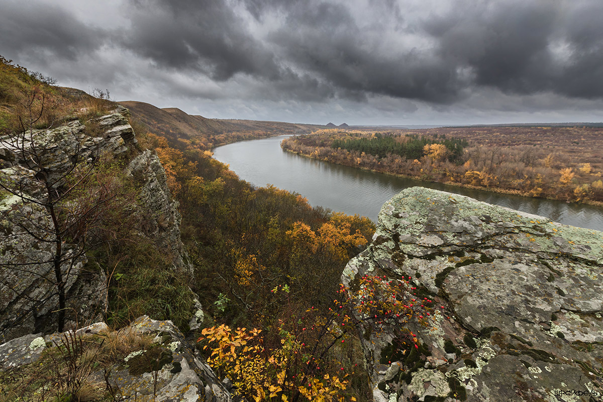 Дождливый день 22 октября. Вид на Донец и терриконы шахты-35
