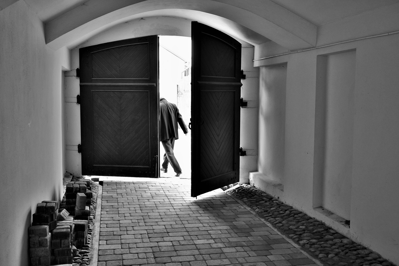 Человек в проходном дворе ...