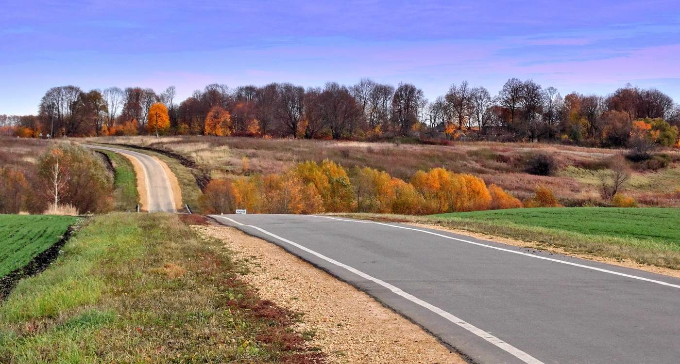 Серая лента в буйстве красок осени